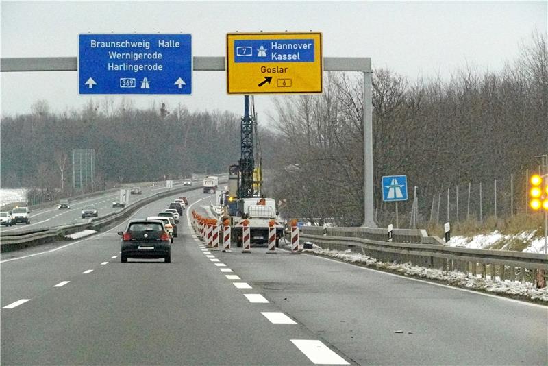 Am Montag und Dienstag ist am Harzburger Dreieck bereits ein Bohrer im Einsatz. Die Abfahrt zur Bundesstraße 6 ist wegen der Bodenuntersuchungen für zwei Wochen voll und anschließend für eine Woche halbseitig gesperrt. Kenntlich gemacht ist die Sperrung aber kaum. Der Richtungspfeil Goslar an der Schilderbrücke direkt vor der Abfahrt beispielsweise ist nicht durchgestrichen. Foto: Schlegel