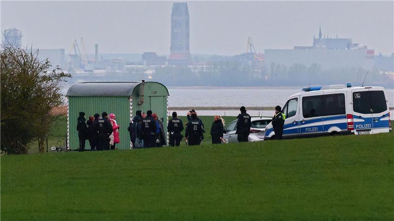 Am Montag waren Demonstranten in einen Sperrbereich rund um den Wal eingedrungen.