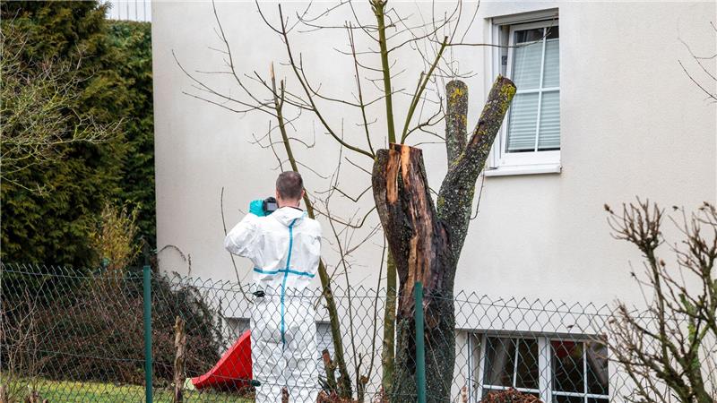 Am Montag waren Spezialisten der Spurensicherung am Haus im Einsatz.