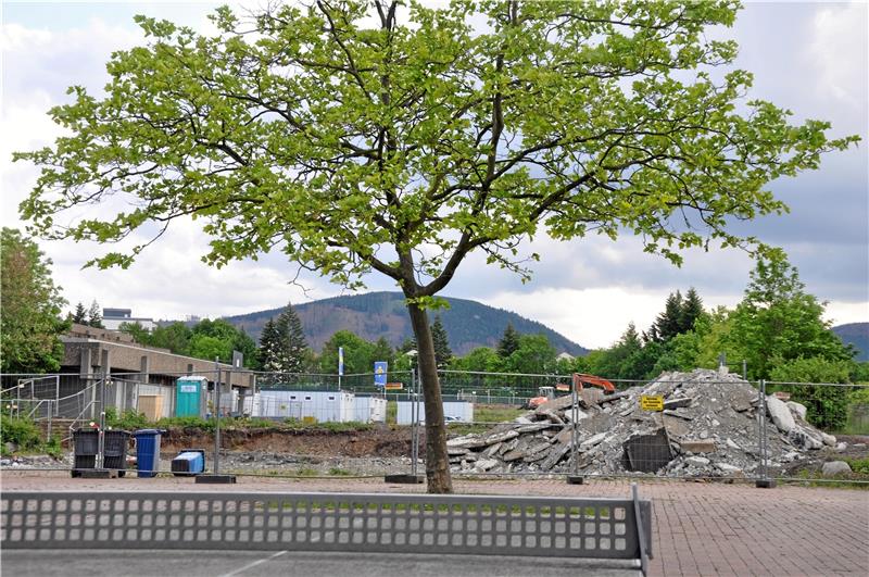 Am Montag wird der erste Spaten angesetzt: Der Neubau des Schulzentrums Goldene Aue kann beginnen.  Foto: Heine