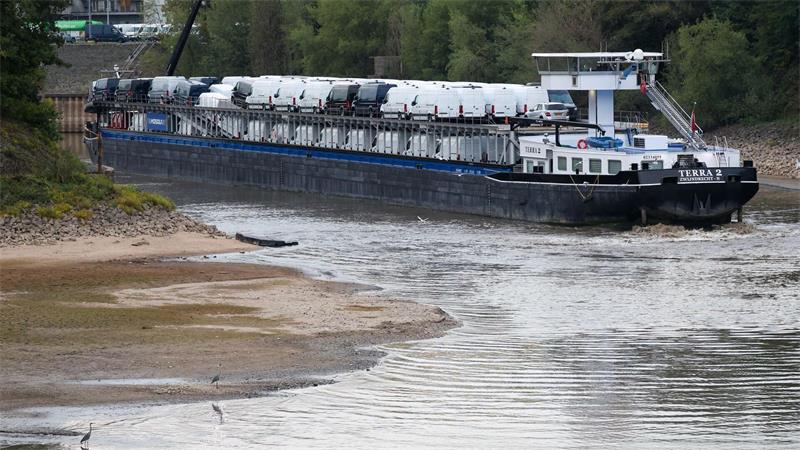 Negative Pegelwerte - Rekordniedrigwasser des Rheins Am Montagabend hat sich wegen des extrem niedrigen Pegelstands ein Frachtschiff im Düsseldorfer Hafen festgefahren.