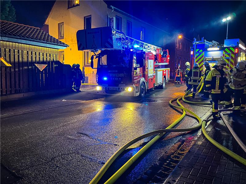Scheunenbrand in Kalefeld: Großaufgebot im Einsatz Am Montagabend ist das Feuer weitestgehend gelöscht. Foto: Joel Fröchtenicht/Kreisfeuerwehr Northeim