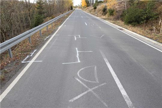 Am Montagabend verunglückt ein Radfahrer auf der K38. Markierungen auf der Straße helfen der Polizei am Tag danach bei den Ermittlungen. Foto: Neuendorf