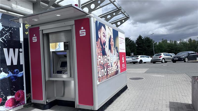 Am Montagmorgen steht der provisorische Container mit dem SB-Automaten noch.