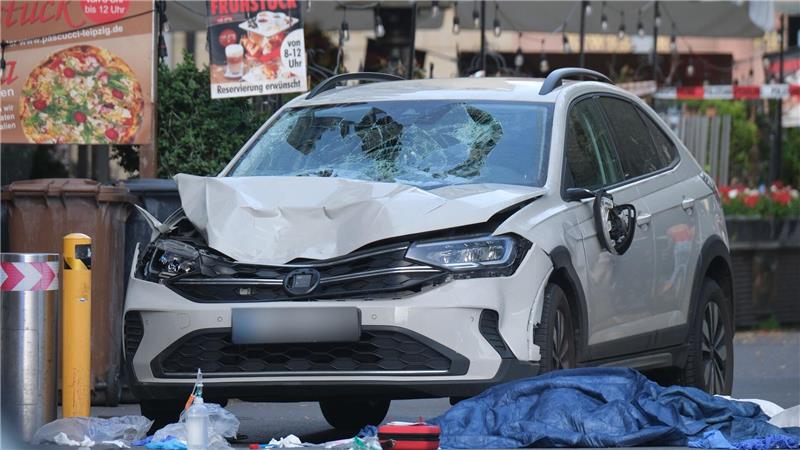 Nach Amokfahrt in Leipzig schweigen Ermittler zu Motiven Am Montagnachmittag war der 33-jährige Deutsche aus Leipzig dort mit seinem Wagen in die Fußgängerzone gefahren und hatte mehrere Menschen mit seinem Auto angefahren. (Archivbild)