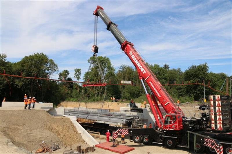 Neue Stahlkonstruktion für Brücke bei Salzgitter-Ringelheim Am Montagnachmittag wurde die Brücke der Bahnverbindung Seesen-Salzgitter eingehoben.