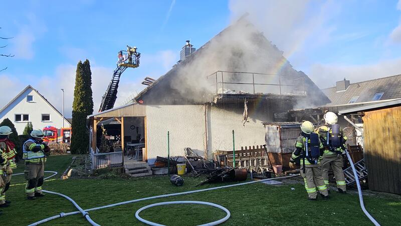 Einfamilienhaus in Ohlhof brennt – 90 Feuerwehrleute im Einsatz Am Montagvormittag geht ein Einfamilienhaus in Ohlhof in Flammen auf.