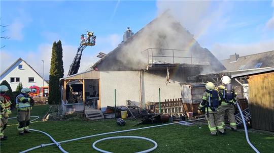 Am Montagvormittag geht ein Einfamilienhaus in Ohlhof in Flammen auf.