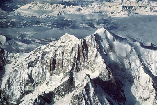 Am Montblanc-Gebirge in den Westalpen sind durch eine Lawine mindestens vier Menschen gestorben (Archivbild).