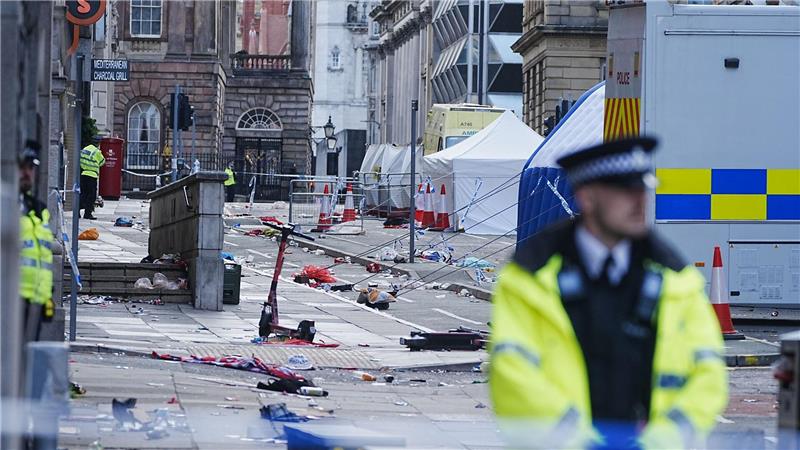 Am Morgen ist noch nicht bekannt, wieso der Mann in die Menschenmenge fuhr.