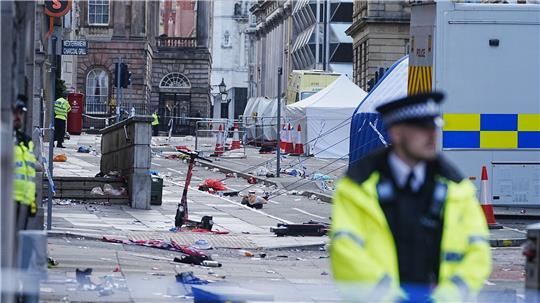 Am Morgen ist noch nicht bekannt, wieso der Mann in die Menschenmenge fuhr.