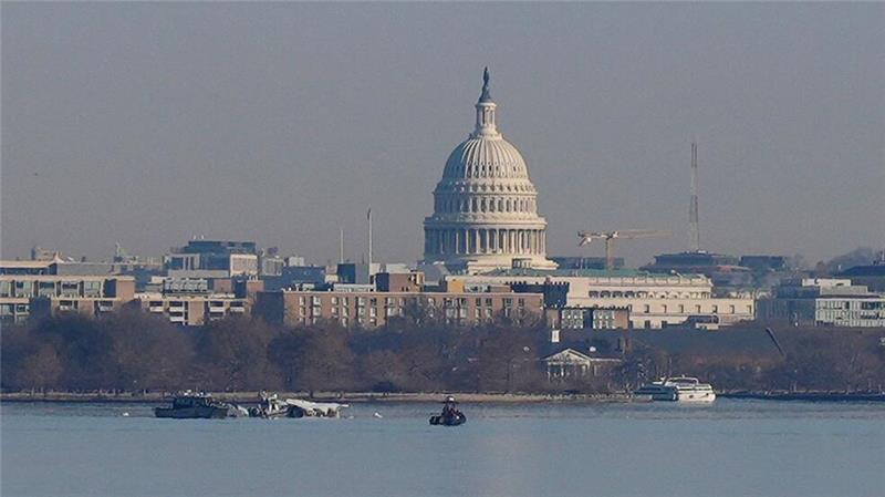 Eiskunstläufer unter Absturzopfern: „Schreckliche Tragödie“ Am Morgen nach dem Absturz suchen Helfer nach Überlebenden und Toten in Washington.