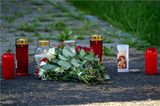 Am Morgen nach dem Fund eines toten Jugendlichen auf dem Schulgelände im September 2023 kommen immer wieder Menschen vorbei, die das Opfer gekannt haben und halten inne.