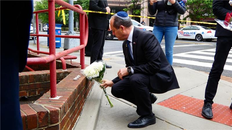 Am Morgen nach der Attacke versammelten sich Menschen am Tatort, um an das getötete Paar zu erinnern - darunter auch Israels Wirtschaftsminister Nir Barkat.