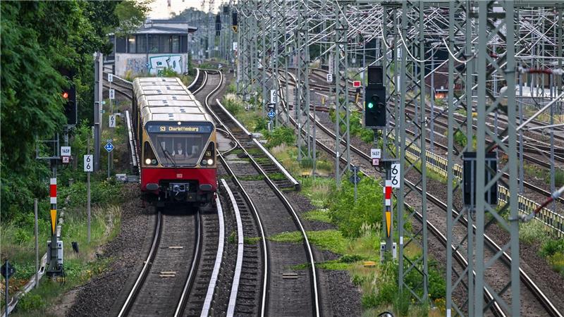 Nach Sturm-Chaos: Bahn-Verkehr in Berlin beruhigt sich Am Morgen waren die S-Bahn-Strecken zwar freigegeben, es kam aber weiter zu Einschränkungen.
