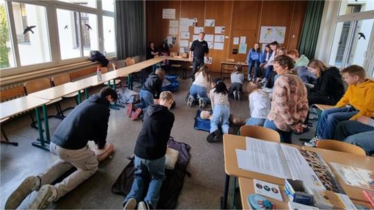 Am NIG üben Schülerinnen und Schüler die Wiederbelebung an Puppen.