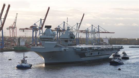 Am Nachmittag erreichte ein britischer Flugzeugträger den Hamburger Hafen.