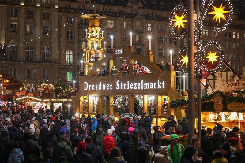Geiselnahme in Dresden beendet - Täter stirbt Am Nachmittag öffnete der bekannte Striezelmarkt in der Dresdner Innenstadt wieder.