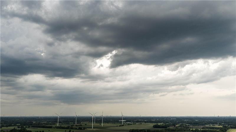 Am Nachmittag sollen neue Unwetter mit Gewitter und Starkregen Niedersachsen und Bremen erreichen. (Archivbild)