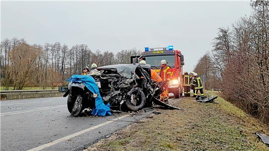 Am Nachmittag werden die Autowracks abtransportiert, damit die Bundesstraße für den Verkehr wieder freigegeben werden kann. Foto: Skuza