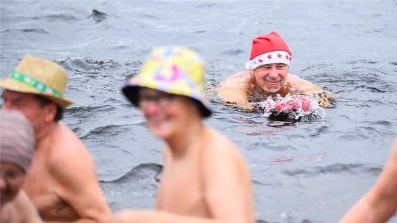Niedersachsen holt Anbaden nach – Juist macht den Anfang Am Neujahrsmorgen wurde auch schon in Hannover angebadet.