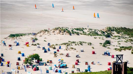 Am Nordbad der Insel Borkum hat die Stadt nun ein eigenes „Strandesamt“ für Strandhochzeiten eingerichtet. (Archivbild)