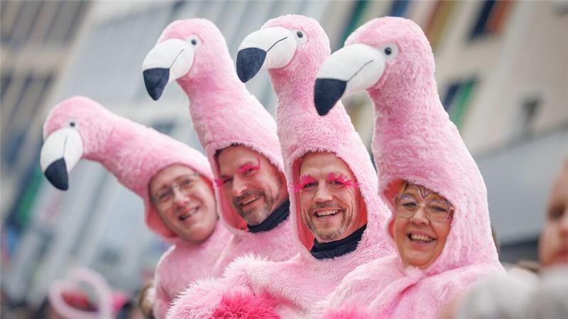 Brunswiek helau! - „Schoduvel“ rollt, Becherwurf auf Behrens Am „Ossensamstag“ zieht ein großer Karnevalsumzug durch Osnabrück.