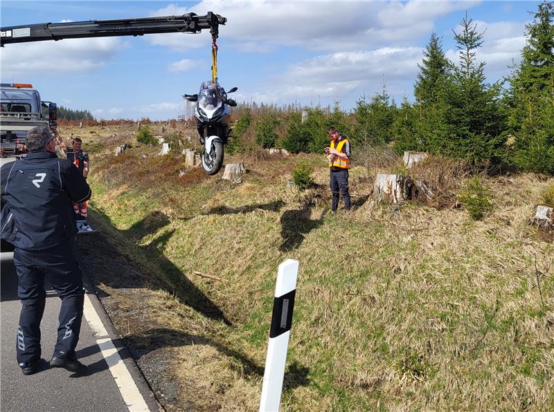 Am Ostersonntagmittag kam es auf der L601 zwischen Wieda und Zorge zu einem Motorradunfall. Foto: Polizei