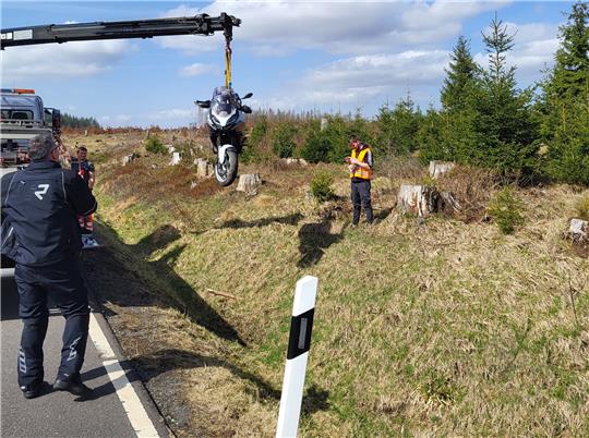 Am Ostersonntagmittag kam es auf der L601 zwischen Wieda und Zorge zu einem Motorradunfall. Foto: Polizei