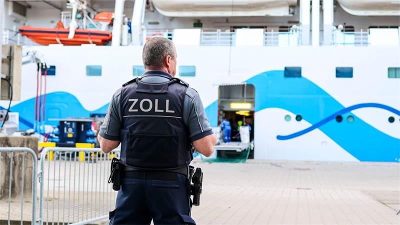 Auf der Jagd nach Zigaretten, teuren Taschen und Walsalami Am Ostseekai legen regelmäßig Kreuzfahrtschiffe an.