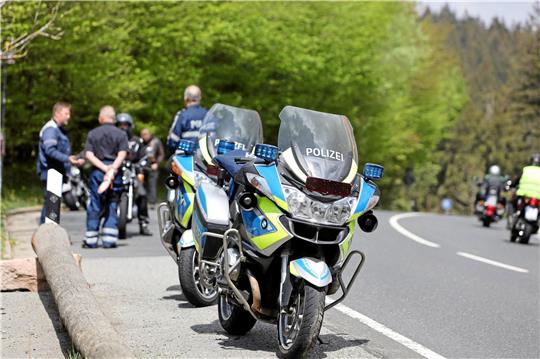 Am Parkplatz „Auerhahn“ kontrollieren Polizei, Ordnungsamt und Tüv gezielt Motorradfahrer. Viele der Gestoppten waren zu schnell, einige haben im Überholverbot überholt. Fotos Neuendorf