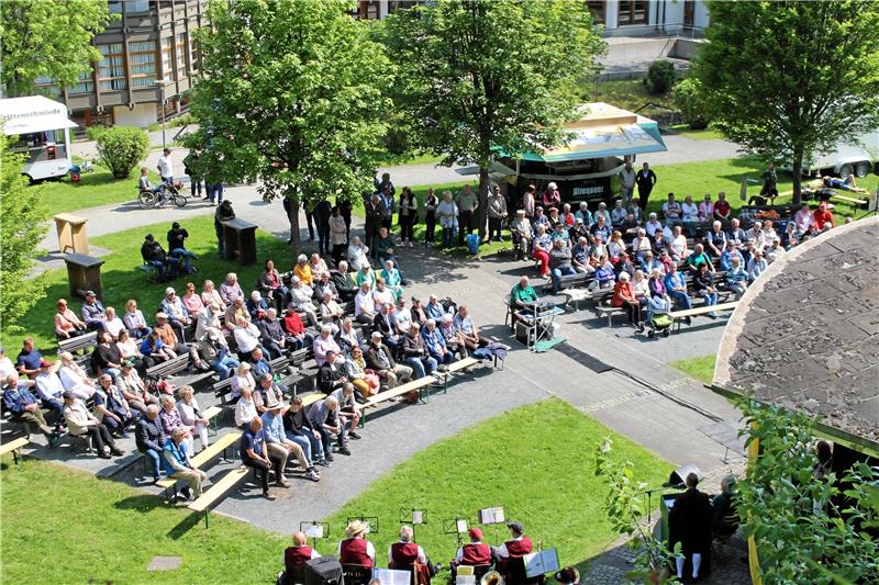 Oberharzer Heimatbund sorgt sich um Harzer Tradition Am Pfingstmontag richten viele Besucherinnen und Besucher ihren Blick auf die Konzertmuschel am Altenauer Kurgastzentrentrum. Dort treten verschiedene Brauchtumsgruppen des Oberharzer Heimatbundes auf. Foto: Wendt