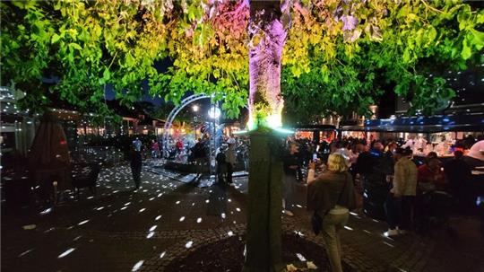 Am Platz Stadtmitte soll am Samstagabend wieder eine Spiegelkugel für besondere Lichtmomente sorgen.