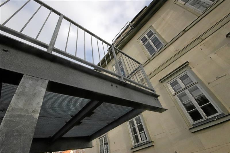 Liebenburg: Mehr Arbeitsplätze im Rathaus durch neuen Rettungsweg Am Podest vorbei geht der Blick die Rathausfassade empor: Oben am Dachgeschoss ist am Gelände der entstandene Balkon zu erkennen, der zum neuen Fluchtweg gehört. Foto: Gereke