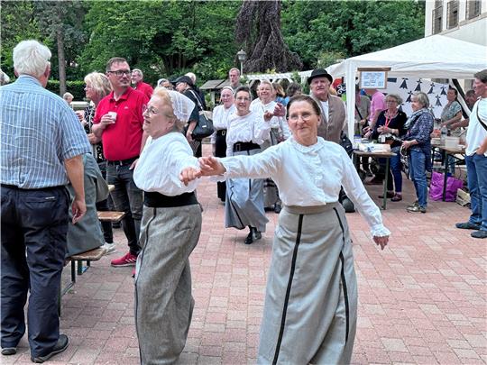 Am Port-Louis-Platz machen die Franzosen Stimmung: Die Gruppe Galet’s Jade tanzt für die Gäste, aber auch mitten unter ihnen.  Fotos: Schlegel