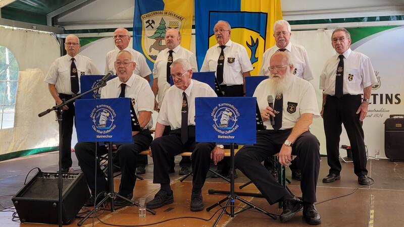 Am Programm im Festzelt beteiligt sich auch der Marinechor Clausthal-Zellerfeld.