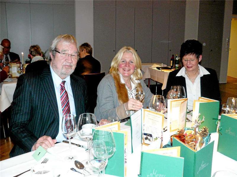 Am Prominententisch: Schulleiterin Hanna Kopischke (rechts), Erste Kreisrätin Kathrin Weiher und Alt-Landrat Peter Kopischke.