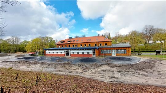 Am Pumptrack fehlt nur noch der Rasen. Foto: Neuendorf