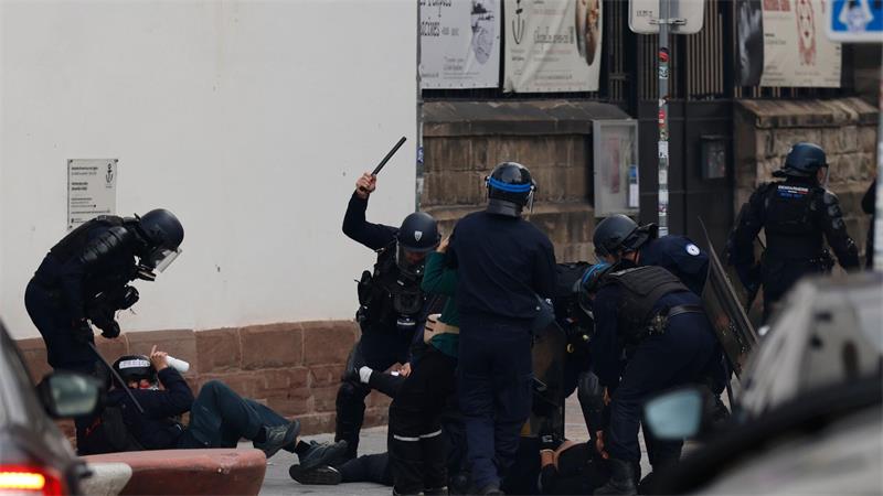 Ausschreitungen bei Protesten in europäischen Ländern Am Rande der Demonstrationen kam es immer wieder zu Gewalt.