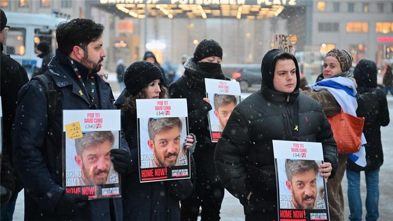 Heiße Rede, kalter Schnee: Berlinale eröffnet Am Rande der Eröffnung hatten Menschen an die Geisel David Cunio erinnert.