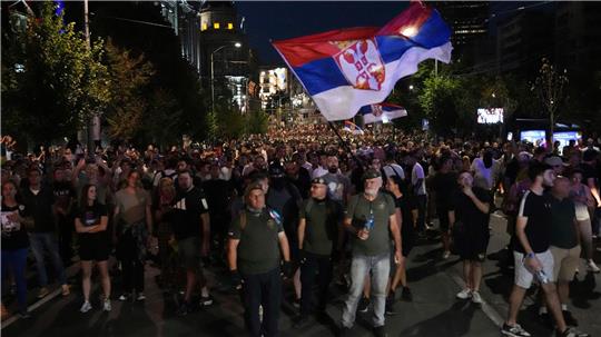 Am Rande der Proteste gegen den serbischen Präsident Vucic kam es die dritte Nacht in Folge zu Ausschreitungen. (Archivbild) 