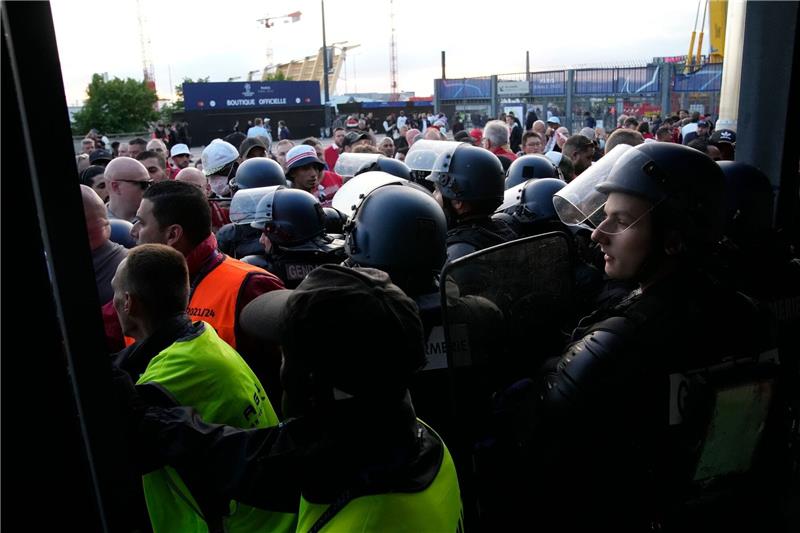 Zuschauerchaos in Paris: Bericht offenbart eklatante Fehler Am Rande des Champions-League-Finals in Paris ging die Polizei mit Tränengas gegen die Fans vor.