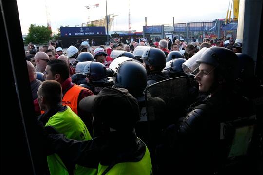 Am Rande des Champions-League-Finals in Paris ging die Polizei mit Tränengas gegen die Fans vor.