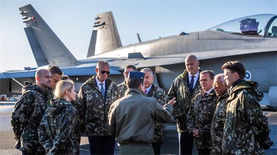 Am Rande des Gipfels besuchten Bundeskanzler Friedrich Merz und die anderen Teilnehmer den Luftwaffenstützpunkt Lapland Air Wing.