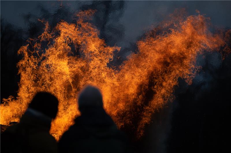Am Rande des Osterwiecker Osterfeuers wurden zwei Männer krankenhausreif geschlagen. Foto: picture alliance/dpa | Sebastian Gollnow