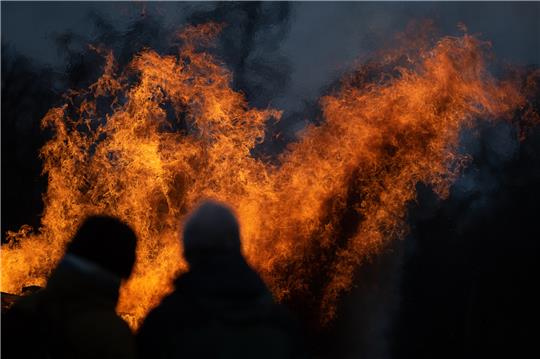 Am Rande des Osterwiecker Osterfeuers wurden zwei Männer krankenhausreif geschlagen. Foto: picture alliance/dpa | Sebastian Gollnow