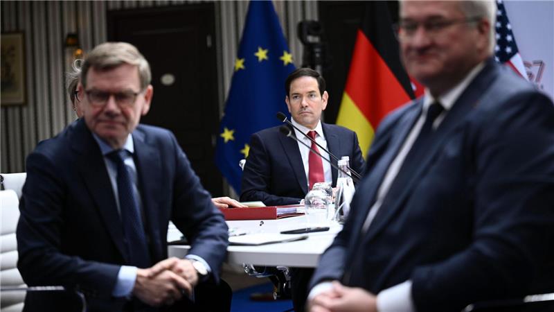 Am Rande eines G7-Treffens bemüht sich Außenminister Johann Wadephul (l, CDU) bei einem Treffen mit seinem US-Kollegen Marco Rubio (M.) um Entspannung nach heftiger US-Kritik. An einer Sitzung zur Ukraine nimmt auch der dortige Außenminister Andrij Sybiha (r.) teil.