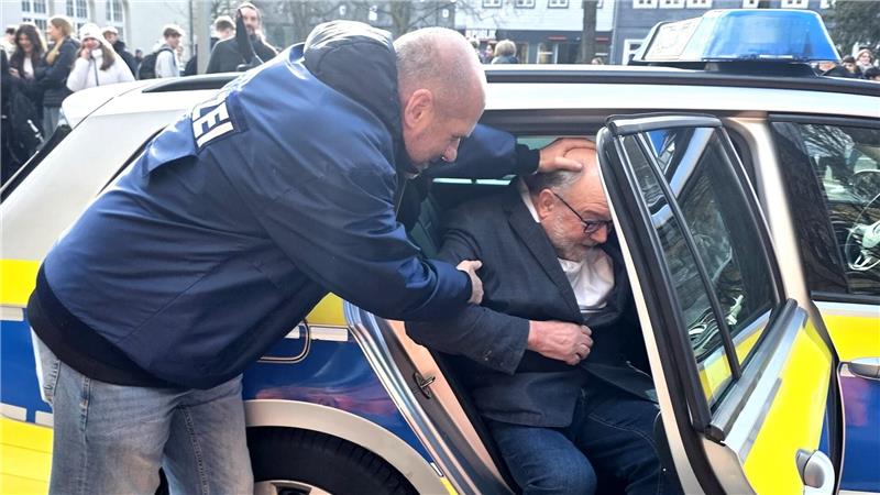 Am Ratsgymnasium verkleiden sich die künftigen Absolventen als Häftlinge. „Festgenommen“ werden aber nicht die Schüler, sondern Schulleiter Hans-Peter Dreß.