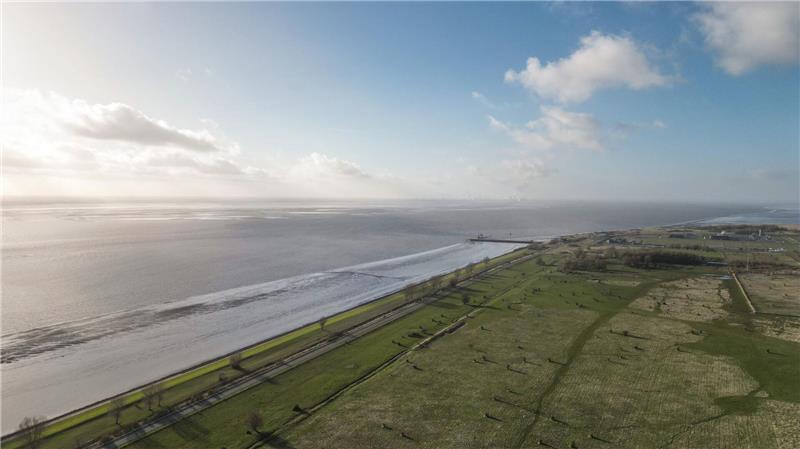 Am Rysumer Nacken in Emden ist viel Platz – das Areal könnte als möglicher Standort für den Marinehafen in Betracht kommen.