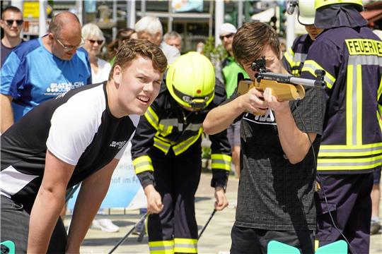 Am Samstag, 25. Mai, steigt auf der Neuen Mitte wieder das Biathlon-Event, bei dem im Vorjahr die Hohegeißer Feuerwehrleute für Schlagzeilen gesorgt hatten. Sie nahmen nicht nur in voller Montur teil, sondern unterbrachen seinerzeit den Wettkampf, um einen Brand zu löschen.  Archivfoto: Schlegel